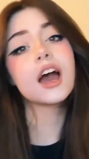 Hannah OwO and her sexy glasses