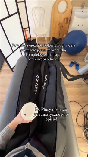 Drenaż limfatyczny I Lipoedema | obrzęk on Instagram: "Drenaż limfatyczny ma same plusy… o ile robimy go delikatnie i z głową. Co daje najczęściej ✅ uczucie lekkości (mniej „ciągnięcia”, mniej ciężkości) ✅ zmniejszenie zastoju/puchnięcia u części osób z obrzękiem (zwłaszcza gdy jest regularność) ✅ uspokojenie napięcia tkanek – skóra i okolice robią się „mniej tkliwe” ✅ lepszy komfort w kompresji (łatwiej „znieść” rękaw/pończochę po drenażu) ✅ wsparcie po zabiegach/operacjach (tam, gdzie jest wsk