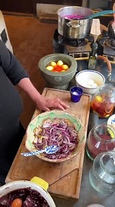PÅSKE 🐣 2. Afsnit. Farvning af æg, med og uden skal. Og en lækker frisk løgsalat til påskemaden. 🥚BLÅ ÆG , farver man i snittet rødkål kogt op i vand med en smule eddike. Det er upillede æg man farver. 🥚SAFRAN ÆG farves i stødt safran, og kogende vand. Pillede æg lægges ned i lagen 🥚ANNATTO ÆG farves i annattofrø, kogende vand chili og hvidløg. Pilede æg læges ned i lagen. 🥚LØG ÆG • skaller af 10 rødløg koges i vand til det dækker, Hårdkogte eller smilende æg læges ned i den varme lage. #på