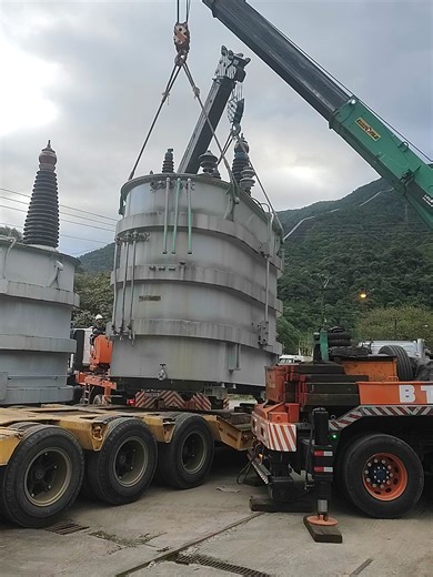 Descarregamento de equipamento a ser substituido. #fmtc #transformadores #cubatãosp