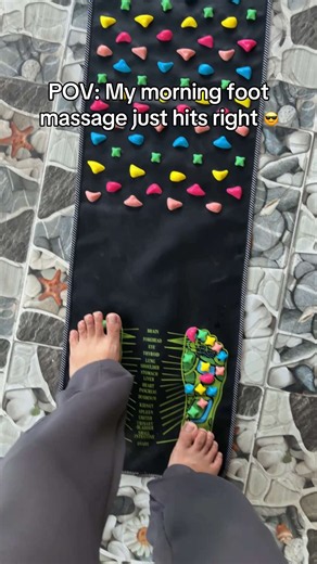 This hurts sooo good 😌❤️ #plantarfasciitis #footpainrelief #acupressure #footmassage #morningroutines