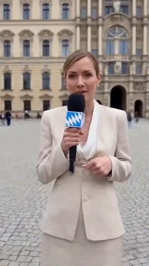 5.6K views · 41 reactions | Während der Sendung passiert’s: Der kleine Bayer im Hintergrund zündet völlig unbemerkt sein eigenes „Signal“ 來 Ein Moment, den keine Regie der Welt planen kann. #live #bayern #Lausbub #tv | Miasammaso | Facebook