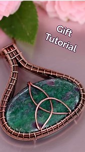 Gift wire wrapping pendant tutorial 😍 Today, and only today, everyone who orders any 2 wire wrapping tutorials, will receive this one as well as our gift (it will be sent directly to your emails address within 24 hours after your checkout). Find the shop links in bio. #wirejewelry #wirewrapsofinstagram #wirewrapsofig #wirejewelry #jewelrymaker #jewelrymaking #wireweavingjewelry #wireweaving | Wire Art Tutorials by Erika