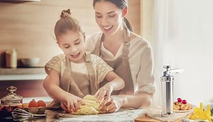 Cookie Press Gun - Spritz Cookie Press for Baking, Cookie Maker Machine,Biscuit Maker with 4 Nozzles and 20 Spritz Cookie Gun Press Discs