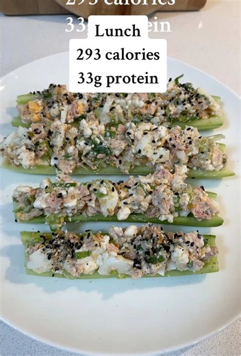 Recipe: 1 small tine tuna well drained 100g onion and chive cottage cheese 20g spring onion 1 large boiled egg 173g cucumber 5g mingle seasoning Salt and pepper I remove the cucumber seeds. #eatinghealthy #caloriedeficit #healthyliving #naturalweightloss #foodcontent #cleaneating #whatieatinaday #howtolosefat #fatloss #highprotein #dayonaplate #weightloss #summerbody #eatingclean #healthylife