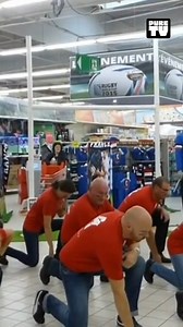 Auchan a trouvé la façon de faire fuir ses clients à la fermeture du magasin 😂 | Pure TV