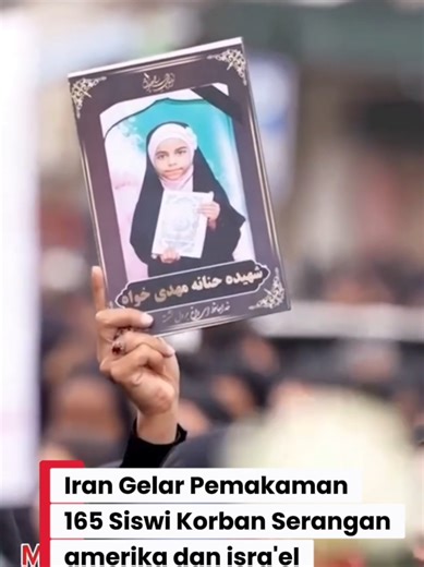 Duka mendalam menyelimuti Iran! Ribuan warga tumpah ruah ke jalanan Kota Minab untuk melepas kepergian 160 siswi yang tewas dalam serangan maut di sekolah mereka. ​Suasana haru pecah saat peti-peti jenazah mungil dengan foto para korban diarak di tengah kepungan massa. Tragedi berdarah ini terjadi tepat di hari pertama serangan Amerika Serikat dan Israel ke wilayah Iran. Meski AS dan Israel membantah sengaja menargetkan fasilitas pendidikan, Pemerintah Iran secara tegas menuding kedua negara ter
