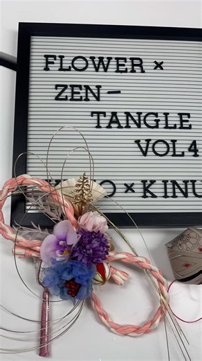 Kinuko on Instagram: "「フラワー×ゼンタングルvol4 」開催しました。 ゼンタングルのパートは @yukotakamasu_zentangle 高増cztからの提案！ 素晴らしいアイディアが詰まったクリスマスギフトボックス🎁❣️ もちろん，中には甘ーいsweet入りです🍫🍬 図化工作もありなから、嬉しい、復習タイルも頂きました。とても素敵な作品が完成しました！ クリスマスまで1週間！ サンタサンへのお願いletter💌 まだ、間に合いますよ🧑‍🎄 #ゼンタングル #お花を飾るといいことしかない #お花とゼンタングル #yukokinu1217 #クリスマス #クリスマスギフト #パッケージ #handmade #xmas #lessons @ohanasilky"