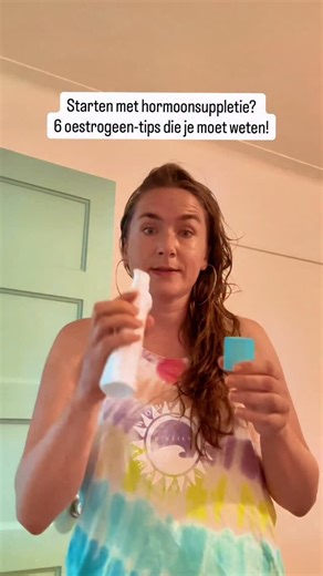 Lotte Van Dijk | Door de Bomen het Bos on Instagram: "Veel vrouwen ervaren in de (peri)menopauze klachten die verder gaan dan alleen opvliegers. Hormoonsuppletie kan helpen, maar hoe pas je het goed toe? Hier een aantal tips (volgende week volgt deel 2!): 🔹 1. Kies bio-identieke hormonen – ze hebben bredere effecten dan de niet bio-identieke varianten. En minder nadelen. 🔹 2. Geduld is belangrijk – na 2-4 weken weet je of je in goede richting zit, volledig effect pas na 12 weken. 🔹 3. Transde