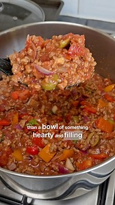 Meal prepping made easy with The Six Pack Revolution. 🥘 Our participant Jen proves that hearty, healthy meals and achieving your fitness goals can go hand-in-hand! 💪🏽 In this video, Jen has made our classic Quorn Bolognese. 👇🏽 Find the full recipe below. Ingredients (Serves 4) 🍳 4 tsp rapeseed oil 🥕 1 handful diced onion, carrot & mushrooms 🧄 4 cloves garlic, chopped 🌿 3 tbsp dried oregano 🌱 2 tbsp dried thyme 🍄 6 palm-sized amounts of Quorn mince 🍅 2 tins chopped tomatoes (800g) 🍲 