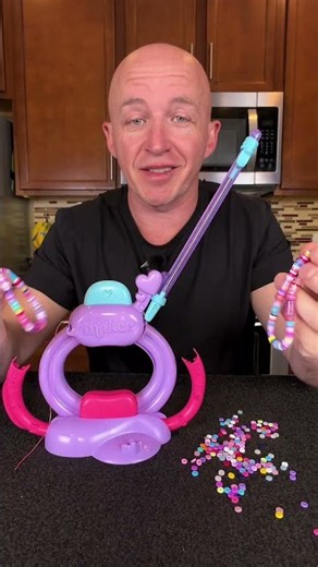 This cool maker bracelet maker makes making bracelets so much easier for kids! #braceletmaking