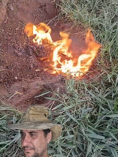 Fogo Misterioso Brotando da Terra: Um Fenômeno Surpreendente