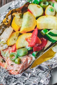 Hate dishes? Try wrapping your salmon and veggies in foil!
