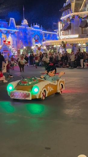 Mickey’s Very Merry Christmas Party parade in under 60 seconds! Watch to the end for my favorite parts! | Unofficial Disney Character Hunting Guide