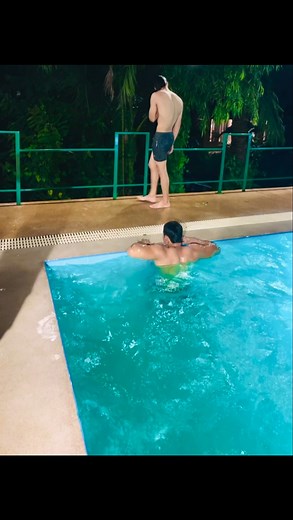 There’s a snake in the water 🪼 | Si Thu