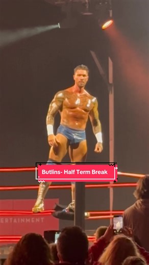 Come with us to Butlins! . We went for a long weekend at the end of Half Term and our top tips are: -Download the app ahead of time and book all the free shows to make sure you get the times you want. -Pre-Book anything you want to do in the Play Experience, but be mindful that there is a charge. It does get booked up though, so book to avoid disappointment -Go swimming on the first day, it’s the quietest it will be your whole stay! If you are going on the other days, get there early (20 mins be