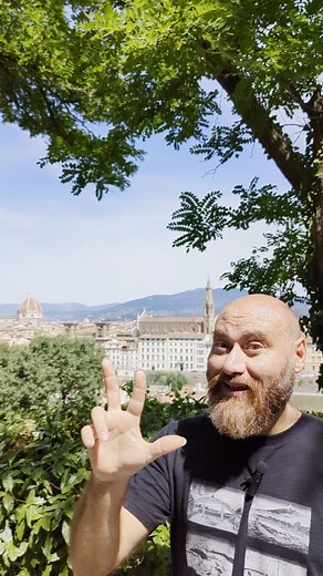 La basilica di Santa Croce non è stata costruita in un’unica sessione. Le ricerche storiche ed archeologiche hanno evidenziato la compresenza di più edifici prima della versione in cui la conosciamo tutti Oggi. Quante chiese di Santa Croce sono state costruite nel Duecento? Marco è pronto a svelarcelo! 🌎 🌏 🌍 The basilica of Santa Croce was not built in a single time. Historical and archaeological research has highlighted the coexistence of several buildings before the version for which we all
