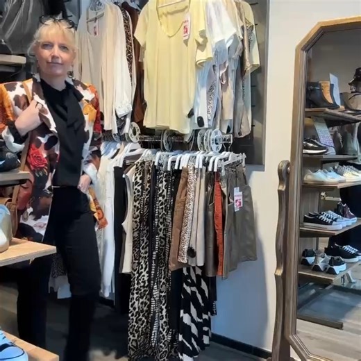 Revelation boutik on Instagram: "✨ Hello la semaine ! ✨ On démarre fort avec une tenue audacieuse et inspirante, à l’image de Frida Kahlo 🌺 Coup de cœur pour ce second modèle de veste de tailleur imprimée, aux couleurs vibrantes, made in Italy, à 59,90€ 💥 Elle s’associe parfaitement au pantalon noir coupe droite en toile, subtilement rehaussé de petits strass aux poches ✨ Lola Espeleta – 69,99€, et à la blouse en voile noire avec nœud au col et manches bouffantes à 39,90€ 🖤 On finalise avec d