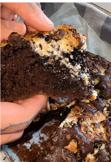 El bizcocho Oreo más esponjoso y barato del mundo 🤯🍪 (receta fácil) Uff… si eres amante de la galleta Oreo, del chocolate blanco Oreo y de los bizcochos súper esponjosos, déjame decirte que hoy te voy a enseñar la mejor receta de bizcocho del mundo. Barata, fácil, sencilla y con un resultado que es una locura. 1️⃣ En un bol ponemos 300 g de galletas Oreo trituradas y añadimos 4 huevos. Mezclamos bien. 2️⃣ Agregamos 100 ml de aceite de oliva y 200 ml de leche. Volvemos a remover. 3️⃣ Ahora añad