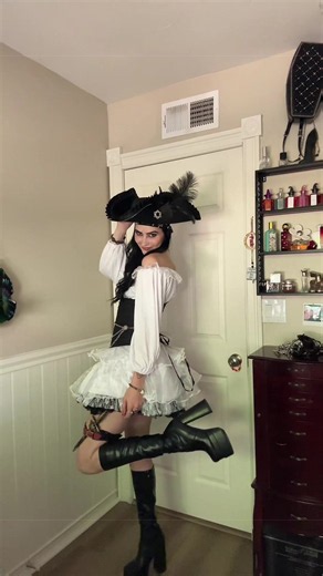 Today is the day you will always remember as the day Patricia Braham turned into a pirate 😝🏴‍☠️Costume from @Underwraps Costumes🥰#31daysofhalloween#halloween#mysteryjewlerygirl#halloweencostume#spookyseason