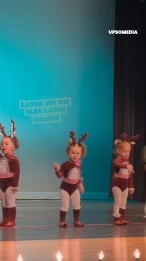 Klein meisje ervaart alle emoties tijdens haar eerste optreden als rendier🎶🦌 | Positief