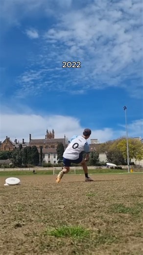 Eric Deng – That Ultimate Coach 🥏 on Instagram: "Save yourself 4+ years of trial and error 👇 (Save this post + drop a like so you don't forget.) It seriously took me YEARS of trial and error to build my skills to the point where I can now call myself a handler on a worlds-level team like Sydney Sunder... If I could go back in time with the things I know now, there's 3 things I'd do to save literal years on trying to improve my skills: 1. Get footage Whether it's gameplay, footwork or throws - 