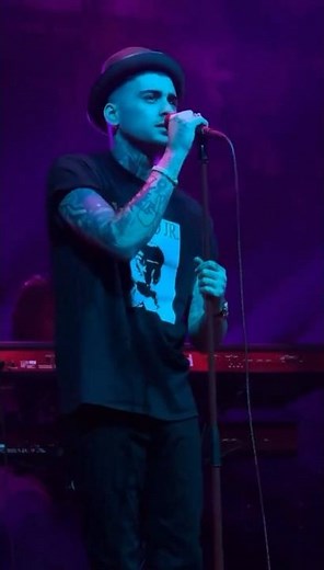 Zayn Malik singing Pillowtalk live on tour.