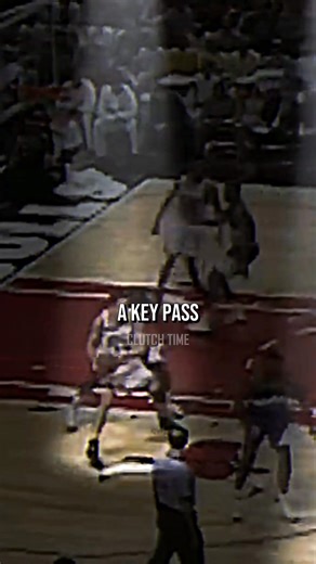 143K views · 1.8K reactions | How Phil Jackson’s Triangle Offense Replaced 1-on-1 Basketball 易 #philjackson #texwinter #scottiepippen #pippen #chicagobulls #bulls #thelastdance #lastdance #shorts #nba | Clutch Time | Facebook