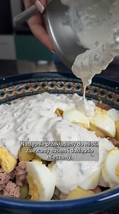 Szybka białkowa sałatka z sosem szczypiorkowym! Coś wspaniałego i prostego! 6 jajek Biała część pora 3 ogórki kiszone 150g tuńczyka bez zalewy Sos: 1/2 czerwonej cebuli Pęczek szczypiorku 200g jogurtu greckiego 2 łyżki majonezu 2 łyżki octu jabłkowego Pieprz Sól | Nathallae - Natalia Maszkowska