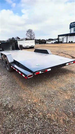 The 22’ Load Trail CZ has heavy-duty 5,200 lb axles and the durability Load Trail is known for.