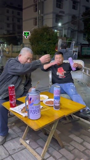 We agreed not to get drunk or rest. Xiao Ding loves to be funny.