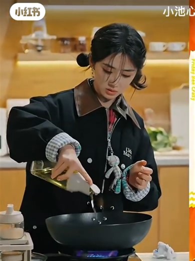 [Friday Bee Crazy - Variety Show on Youku] This is our chef, Wang Yinglu!👩‍🍳😍 Lulu, have you picked up any cooking skills recently? Who's your chef? Is it the one who's always sharing his home-cooked meals on set? 😉🤭❤️ #WangYinglu #FridayBeeCrazy #VarietyShow #Cooking #Youku