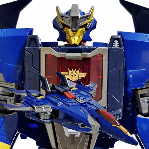 @TransformersOfficial Legacy Evolution Leader Class Dreadwing (Prime Universe) I’ve always liked the character of Dreadwing, the twin brother of Skyquake in Transformers: Prime. He was a loyal warrior to Megatron and fully committed to the Decepticon cause. What I really appreciate about Dreadwing is his strong sense of honor and integrity. Qualities that made him stand out as a true warrior among the Decepticons. Throughout the series, you can gradually see his perspective change as he begins t