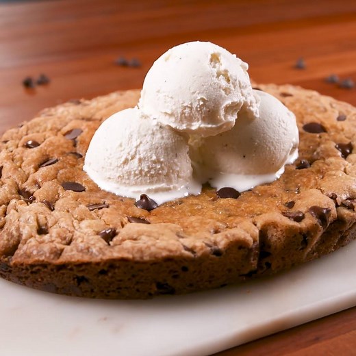 PSA: You can make this GIANT chocolate chip cookie in your slow-cooker. Full recipe: http://dlsh.it/NOKWYYf | Delish