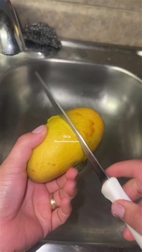 How to Eat a Mango Without Making a Mess