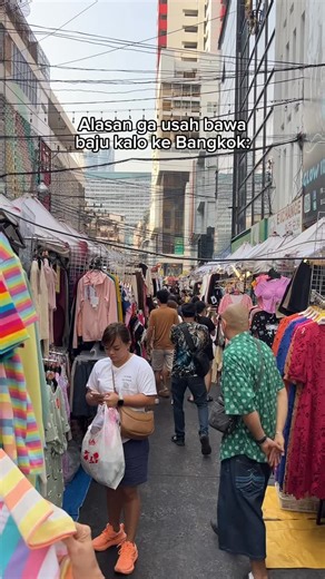 Kuliner | Travel | Based in Surabaya on Instagram: "Semuanya bagus, mau dibeli terus langsung pake buat foto2 🥹 #bangkok #thailand #bajubangkok #bangkokfashion #pratunam"