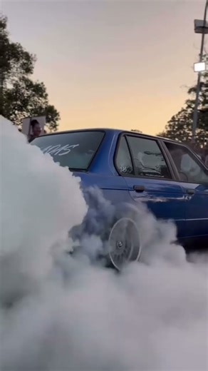 325i burn out 🔥🔥🔥#burnout #bmwmmotorsport #bmw #325i #gusheshe