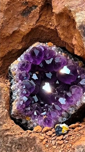 OMG 😱 The discovery of amethyst crystal by primitive humans 💎#gemstone #crystals #diamond #discovery