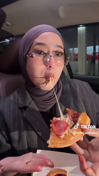 Croissant Pizza *CROIZZA* only available at Signature sogno Batu 2 today at 2pm! #sognocoffeebatu2