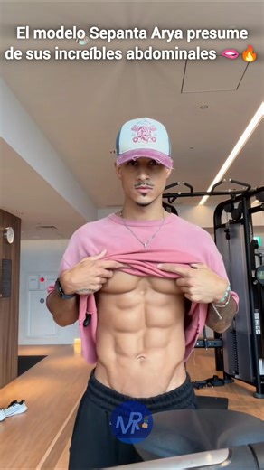 El modelo #SepantaArya presume de sus increíbles abdominales 🫦 #shorts
