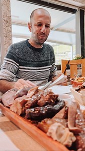 O famoso Cozido à moda antiga a 1h30 do Porto👇 No ano passado encontramos este sítio super acolhedor perto de Cabeceiras de Basto onde não faltam petiscos, boa carne e vinho caseiro. E este ano fomos convidados para voltar e provar o famoso cozido à portuguesa! Malta, o cozido da mãe do Pedro é fenomenal, mas até a minha sogra confirma que este é muito, muito, mas MUITO bom! E a quantidade.. meu Deus! Preparem a pança, pois o menu de cozido traz: 🍖 um pratinho de enchidos, ☺️ uma dose generosa