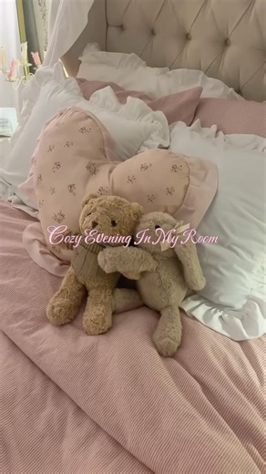 𝘉𝘢𝘺𝘥𝘢.⊹𝜗𝜚⋆ . on Instagram: "Cozy evening in my room🪞🏹🎀"