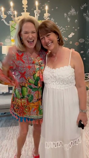 Saturday was the opening night of the Hampton Designer Showhouse @hamptondesignershowhouse and I adored seeing fab friend Elissa Grayer @elissagrayerinteriordesign and her gorgeous dining room!! So many special details went in to creating her beautiful and dynamic design, I’m ready to pull a seat up at her table! If you’re in the Hamptons be sure to check out all the amazing rooms by so many talented designers!! CONGRATS Elissa!!! @fromentaldesign @starkcarpet @theshadestore @donghia_inc @samuel