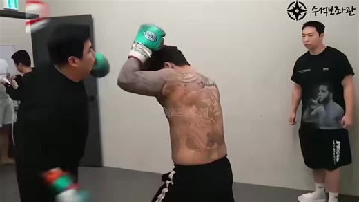 韩国帮派分子上门挑战职业选手，不讲武德，差点被打爆！ 刘希换这次遇到硬茬了#每日分享 #热搜 #短片 #格斗 | mixed martial arts