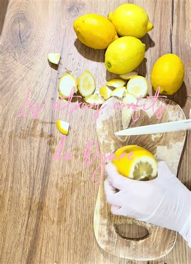 🍋les citrons confits de Dyane🍋 Faitout : @Le Creuset #citrons #lemon #pourtoiii #shabbat #foodtok 📋Ingrédients • 4 à 5 citrons bio (selon la taille du bocal) • Gros sel • Sel fin •Huile d’olive Cuisson • Remplir une grande casserole d’eau ajouter une petite poignée de gros sel • Plonger les citrons et cuire 45 minutes • Vider l’eau • Recommencer : eau gros sel, puis cuire 30 à 45 minutes • À partir de 30 minutes, vérifier avec la pointe d’un couteau : si la peau se perce facilement → arrêter 