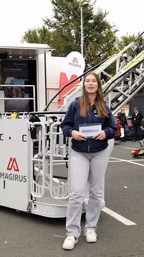 🔥 @magirusgroup auf der @messe.florian 🚒 Die gezeigte Magirus Drehleiter mit teleskopierbarem Gelenkarm steht für modernste Technologie und jahrzehntelange Erfahrung – Magirus war bereits in den 1990er-Jahren Vorreiter in der Gelenktechnologie bei Drehleitern. Mit der SmartControl-Technologie präsentiert Magirus eine Innovation, die Drehleitern auf das nächste Level hebt: ein intelligentes, ganzheitlich neu entwickeltes Steuerungssystem, das Einsatzkräfte intuitiv unterstützt. Die sogenannten 