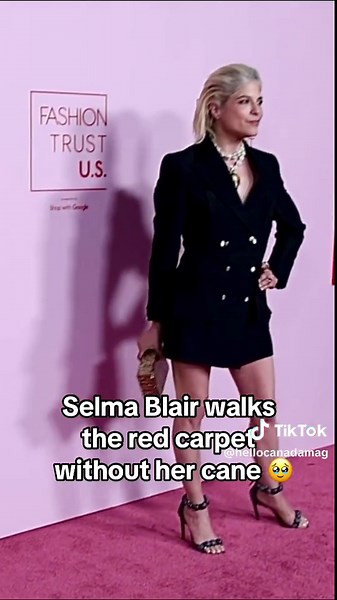 Selma Blair looked so happy as she stepped out at the Fashion Trust U.S. Awards. The courageous actress, who was diagnosed with MS six years ago, is currently in remission #selmablair #ms 📽️: #getty