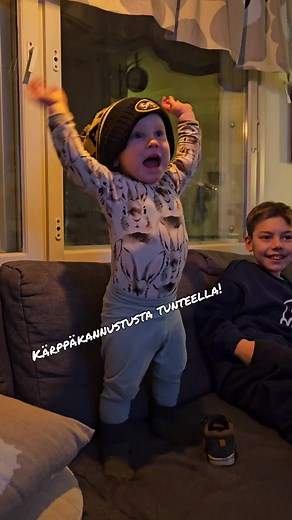 Iskä koittaa kasvattaa tapparafania mut taitaa äidin kotiseudut kiinnostaa poikaa enemmän 🤭🖤💛 Maalihuudot tulee tunteella! #kärpät #kärppäfani #smliiga #kesäkuiset2024 #taapero @Oulun Kärpät