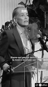 Dopo l’ictus e l’emorragia cerebrale che l’hanno colpita nel 2001, Sharon Stone ha fatto molta fatica a reinserirsi nel mondo del cinema, a causa di un ambiente chiuso che l’ha esclusa per via dei suoi problemi di salute. È proprio per denunciare questo trattamento discriminatorio che l’attrice ha usato la propria voce in un potente discorso durante il quale, non solo ha ripercorso le enormi sfide affrontate, ma ha anche voluto infondere fiducia e coraggio a tutte quelle persone escluse ed emarg