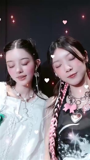 ILLIT 朋友之夜快闪有各种各样的活动等着你，比如‘甜瓜聆听区’，你可以在那里欣赏艾莉特 ，‘魔法抽奖’和‘魔法明信片’，你可以在那里制作魔法袋。